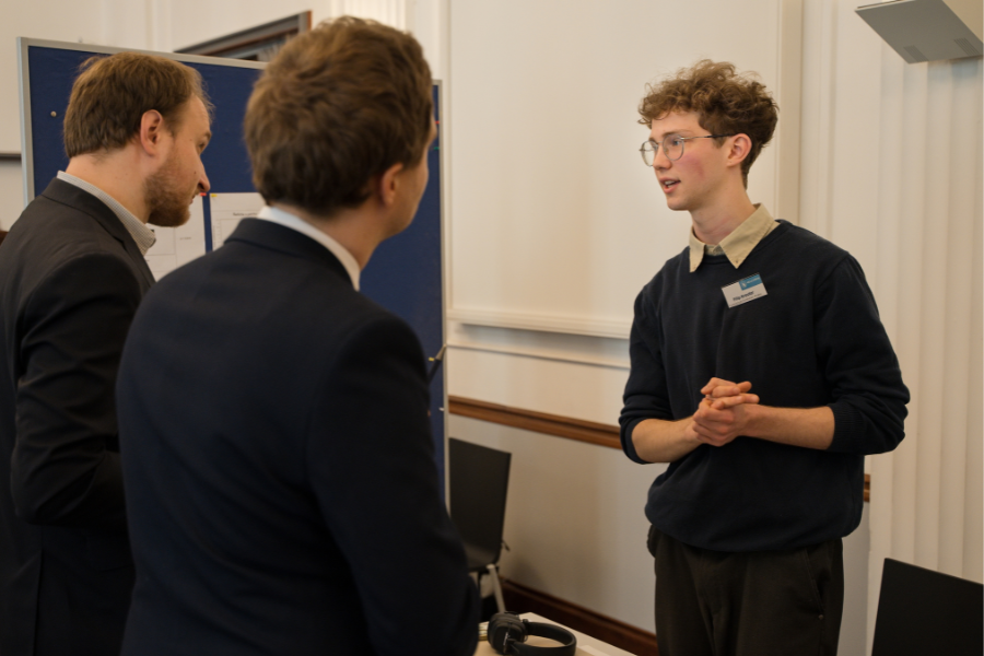 Ein Teilnehmer des Wettbewerbs erklärt den Alumni, was er im Rahmen seines Projekts getan hat.