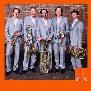 Fünf Männer mit Instrumenten