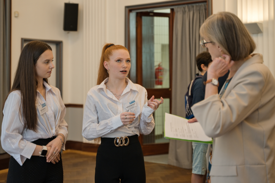 Zwei Teilnehmerinnen erklären der Jury, was sie in ihrem Projekt gemacht haben.