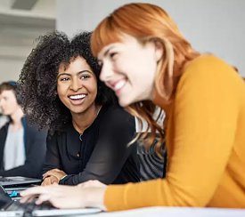 Zwei Frauen besuchen ein online-Seminar zusammen