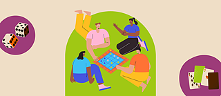 Vier Personen beim Brettspiel, Würfel und Spielkarten