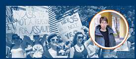 Ein blau getöntes Foto zeigt Demonstrierende bei einem „Slut Walk” in Philadelphia im August 2011. Vorwiegend weiblich gelesene Personen tragen Plakate, auf denen unter anderem steht: „Mein Arsch ist keine Einladung zum Übergriff“