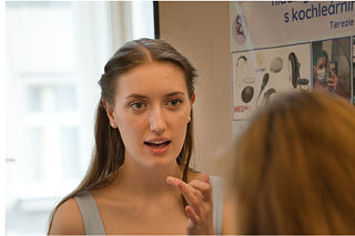 Eine Teilnehmerin erklärt den Alumni, wassie im Rahmen ihres Projekts gemacht hat.