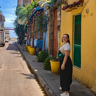 Eine junge Frau in einer südamerikanischen Altstadt