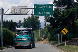 Ein Lastwagen auf einer Straße in Kolumbien, Ortseinfahrt Medellin
