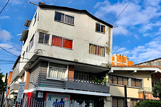Blick auf ein Eckhaus in Medellin