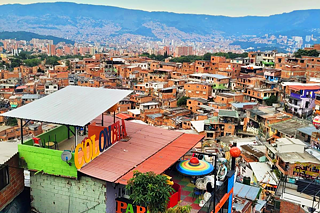 Sicht auf das bunte Stadtviertel communa 13