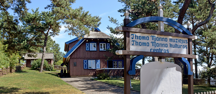 Das Thomas-Mann-Kulturzentrum in Nidden auf der Kurischen Nehrung in Litauen. Seit 1996 befindet sich in dem ehemaligen Sommerhaus des deutschen Schriftstellers Mann ein litauisch-deutsches Kulturzentrum. Seit 2000 gehört die Kurische Nehrung zum Weltkulturerbe der UNESCO.