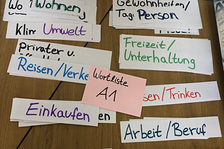 Auf einem Tisch liegen Wortkarten