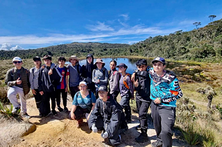 Eine Gruppe auf einem Berg