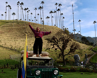 Eine junge Frau auf einem Jeep.