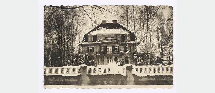  Außenaufnahme des Hauses Poschingerstrasse 1 im Schnee, schwarz-weiß Bild, 1920er-Jahre.