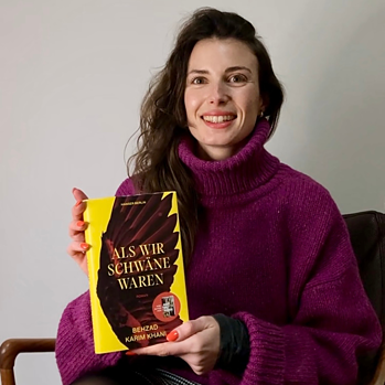 Foto af Florina Evers med boge Als wir Schwäne waren i hænderne.