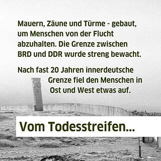 Schwarz weiß Bild von der innerdeutschen Grenze. Man sieht einen Turm, Mauern und einen Wald. Auf dem Bild steht: Mauern, Zäune und Türme - gebaut, um Menschen von der Flucht abzuhalten. Die Grenze zwischen BRD und DDR wurde streng bewacht. "Nach fast 20 Jahren innerdeutsche Grenze fiel den Menschen in Ost und West etwas auf."