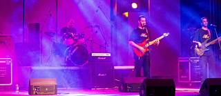  الفريق علي المسرح