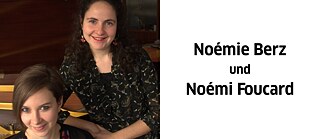 Die Pianistinnen Noémie Berz und Noémi Foucard vor einem Klavier.