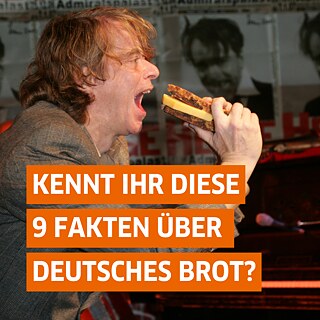 Ein Mann im Seitenprofil, der im Begriff ist in ein Brot reinzubeißen