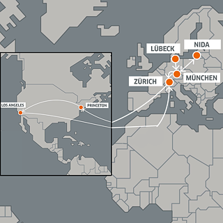 Grafik in Grautönen, die einen Ausschnitt einer Weltkarte zeigt. In Nordamerika und Europa sind die Wohnorte Thomas Manns (Lübeck, München, Zürich, Nida, Princeton und Los Angeles) gekennzeichnet und Linien zeigen den Weg an, den Thomas Mann von einem Ort zum anderen hinter sich legte.