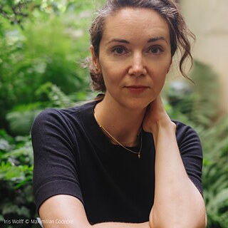 Portrætfoto af Iris Wolff i naturen