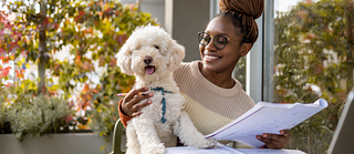 Eine Frau lernt Deutsch mit ihr Hund © Goethe-Institut e.V. Lernberatung