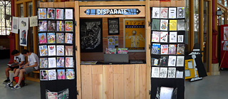 Auf dem Foto sieht man die geöffneten Türen einer Buchhandlung