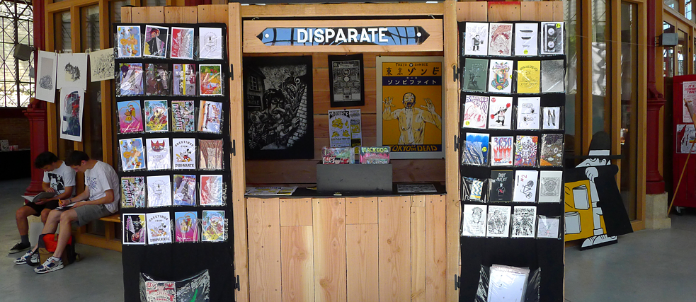 Auf dem Foto sieht man die geöffneten Türen einer Buchhandlung