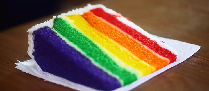 Foto eines regenbogenfarbenen Kuchenstücks