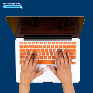 Hände auf einer Laptop-Tastatur aus der Vogelperspektive mit goldener Goethe-Institut-Keyvisual für Kontakt und Kursanmeldung.