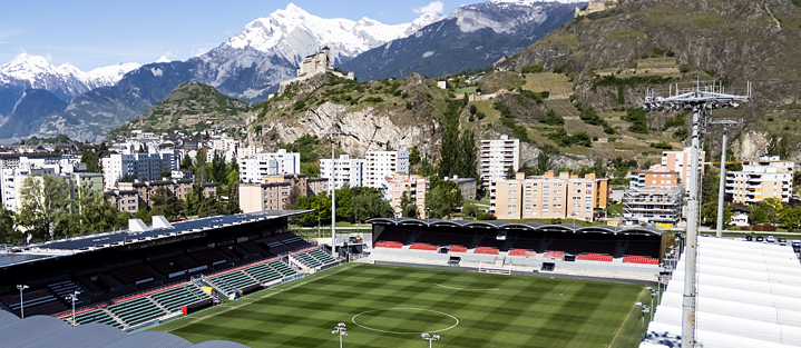 Das Stade de Tourbillon in Sion vor dem Hintergrund der Alpen