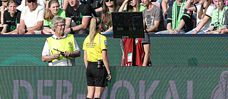 FIFA Schiedsrichterin Fabienne Michel sieht sich in der Review-Area eine Spielszene auf dem Monitor an