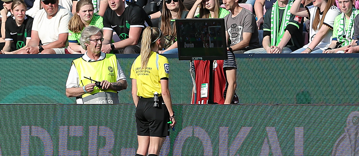 FIFA Schiedsrichterin Fabienne Michel sieht sich in der Review-Area eine Spielszene auf dem Monitor an