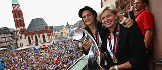 Torhüterin Nadine Angerer und Bundestrainerin Silvia Neid mit Pokal auf dem Balkon des Frankfurter Rathauses (Römer) beim Empfang für die Deutsche Fußball-Nationalmannschaft der Frauen nach Gewinn der EM in Schweden 2013