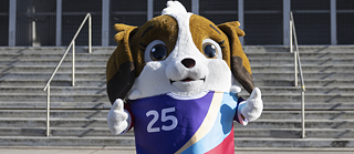"Maddli", das offizielle Maskottchen der Frauen-EM 2025 posiert vor dem Berner Stadion Wankdorf