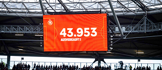 Beim EM-Qualifikationsspiel Deutschland-Österreich am 16.07.24: Die Anzeigetafel zeigt die Zuschauerzahl als ausverkauft an. 