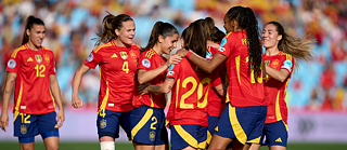 Die Spanierin Aitana Bonmati feiert mit ihren Mannschaftskameradinnen nach dem zweiten Tor ihrer Mannschaft während des Spiels der Gruppe A3 der Women's Nations League zwischen Spanien und Portugal im Estadio Abanca Balaidos in Vigo, Spanien, am 8. April 2025.