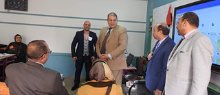 Der Leiter der Bildungsverwaltung Menoufia nimmt an einem Workshop für Sozialkundebeerater*innen in einer Schule teil.