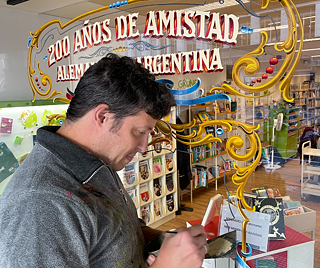 Gustavo Ferrari realizando filete en vidriera Goethe-Institut