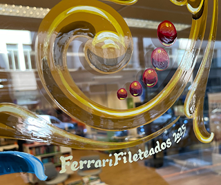 Foto fileteado firma Ferrari en vidriera Goethe-Institut