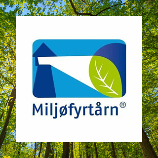 Logo Miljøfyrtårn, im Hintergrund sind Bäume zu sehen.