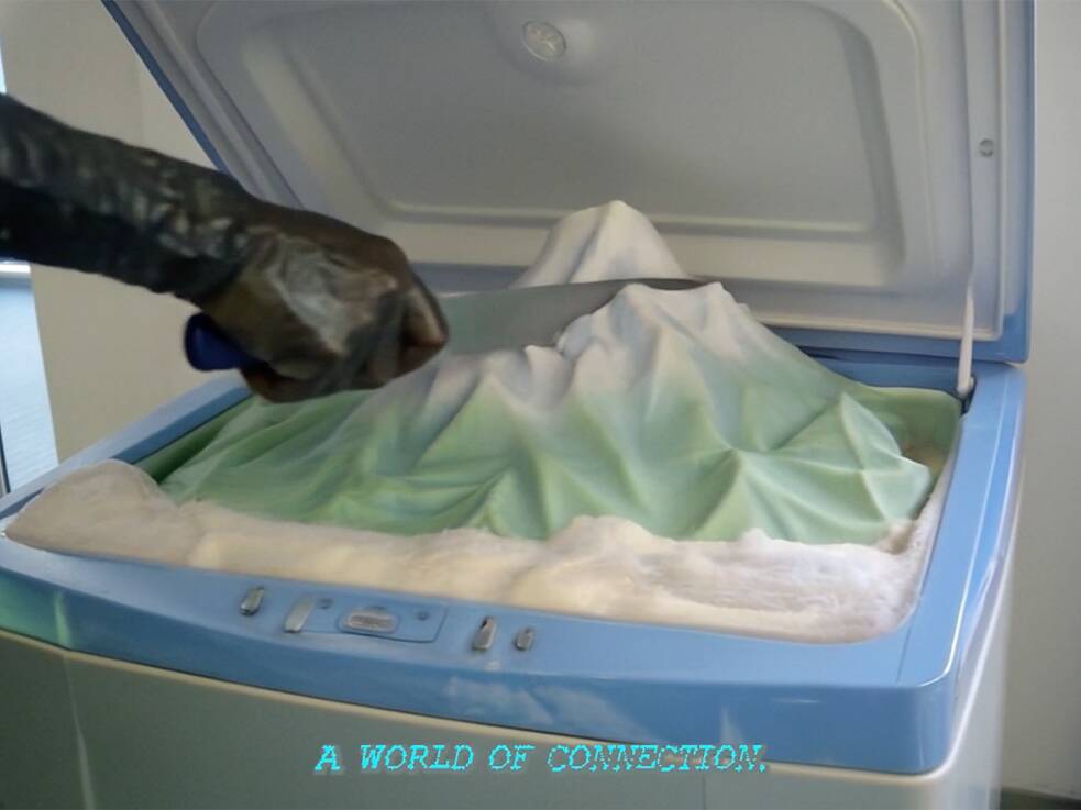 Filmstill „Discourse on the origins of inequality among ≥≊2“, © Barcode People in Kooperation mit KI