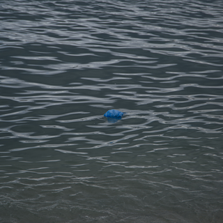 Wasser mit Plastiktüte 