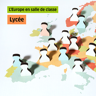 Das Bild zeigt eine Karte Europas, auf der Spielfiguren in unterschiedlichen Farben stehen. 