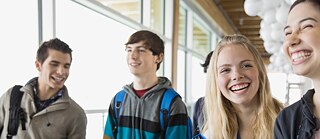 Zwei Jungen und zwei Mädchen lächeln