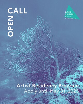 blauer Hintergrund Untersee mit Fischen mit Text, der zu Bewerbungen für Residenzprogramm für Künstler*innen aufruft