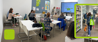 Leute sitzend am Goethe-Institut Mailand während einer Schnupperstunde und eine junge Dame läuft in der Bibliothek von hinten