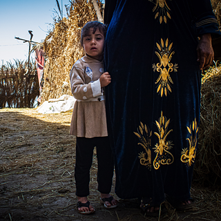 Frau mit kleinem Kind und Pferd 