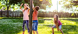Kinderen die volleyballen