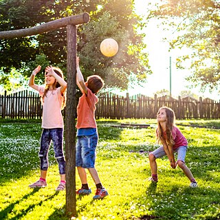 Kinderen die volleyballen