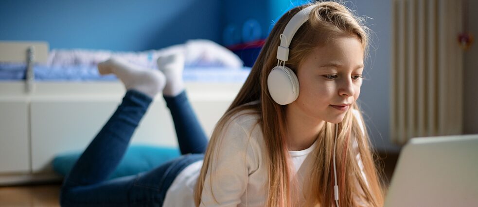 Kind spielt am Laptop