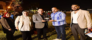 منسق البرنامج يقف في صروة بجانب محافظ أسوان وبعض ضيوف فعالية ختام أنشطة معرض حماية نهر النيل